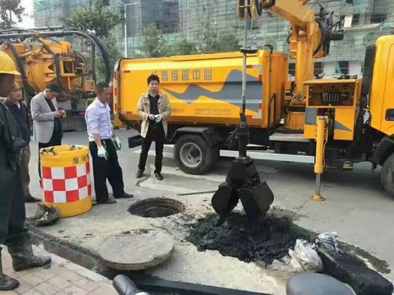 南昌街道：網格員化身“清道夫”，為民解憂疏通“堵心”化糞池